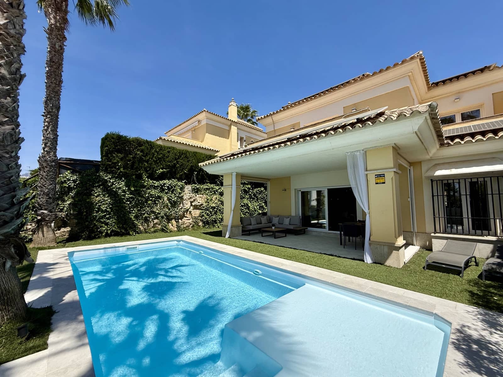 4 chambre Villa/Maison Semi-Mitoyenne à vendre à Marbella avec piscine garage - 1 485 000 € (Ref: 9824975)