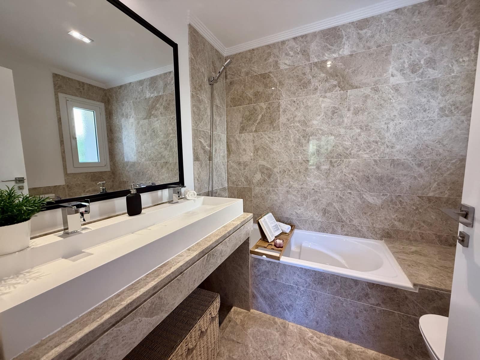 4 chambre Villa/Maison Semi-Mitoyenne à vendre à Marbella avec piscine garage - 1 485 000 € (Ref: 9824975)
