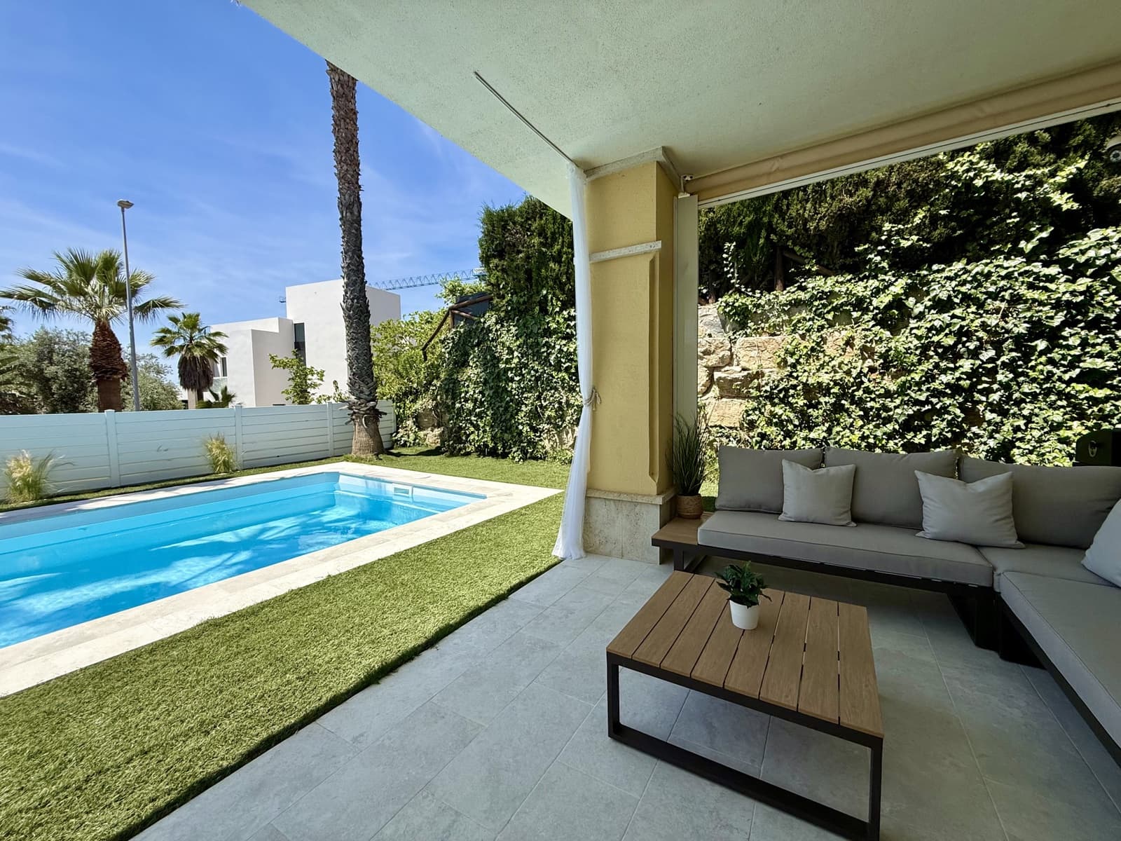 4 chambre Villa/Maison Semi-Mitoyenne à vendre à Marbella avec piscine garage - 1 485 000 € (Ref: 9824975)