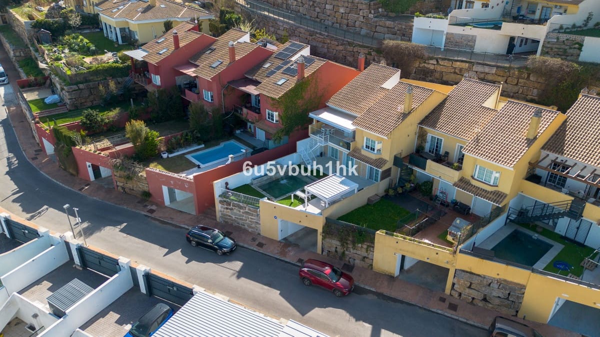 Casa de 4 habitaciones en La Mairena en venta con piscina - 850.000 € (Ref: 9824976)