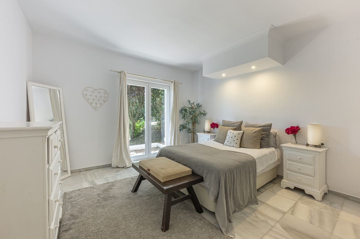6 bedroom Villa for sale in Sotogrande with pool - € 1,850,000 (Ref: 9824977)