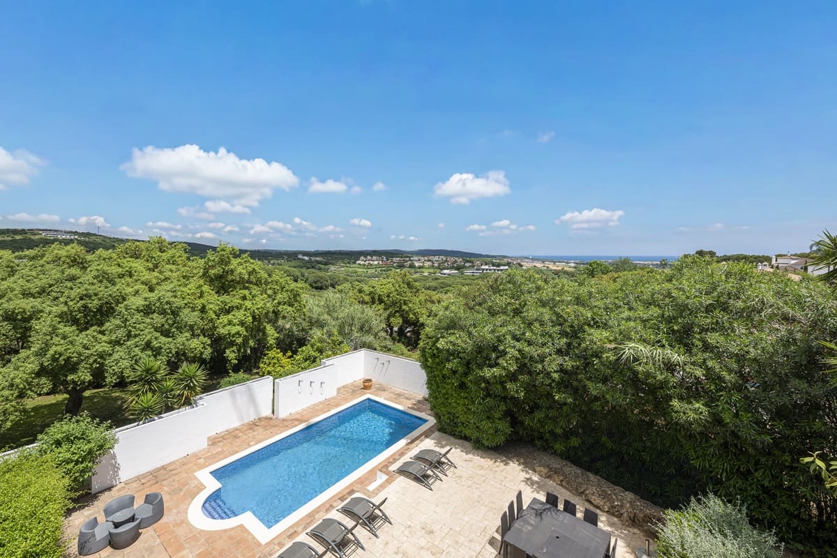6 bedroom Villa for sale in Sotogrande with pool - € 1,850,000 (Ref: 9824977)