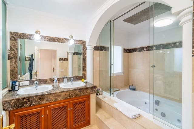 3 sypialnia Willa na sprzedaż w Mijas Golf, Mijas z basenem garażem - 990 000 € (Ref: 9824979)