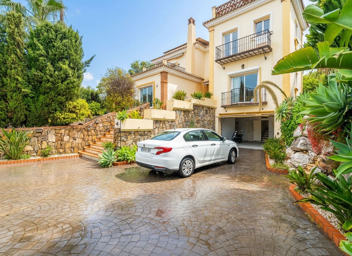 3 bedroom Villa for sale in Mijas Golf with pool garage - € 990,000 (Ref: 9824979)