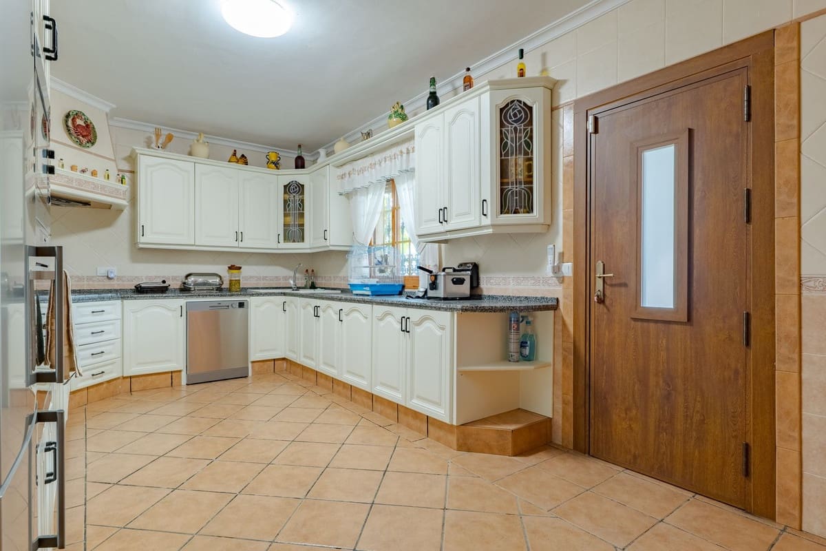 8 sypialnia Willa na sprzedaż w Alhaurin el Grande z basenem - 995 000 € (Ref: 9824983)