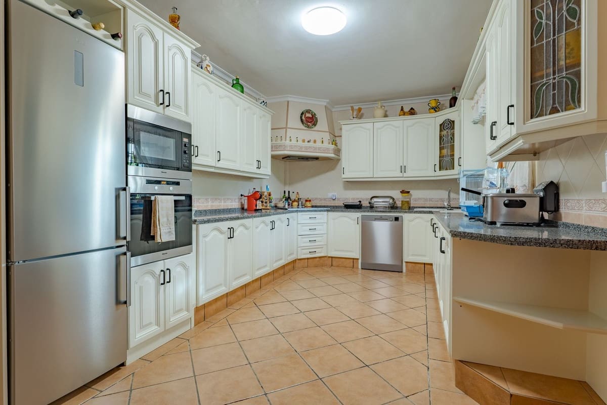 8 sypialnia Willa na sprzedaż w Alhaurin el Grande z basenem - 995 000 € (Ref: 9824983)