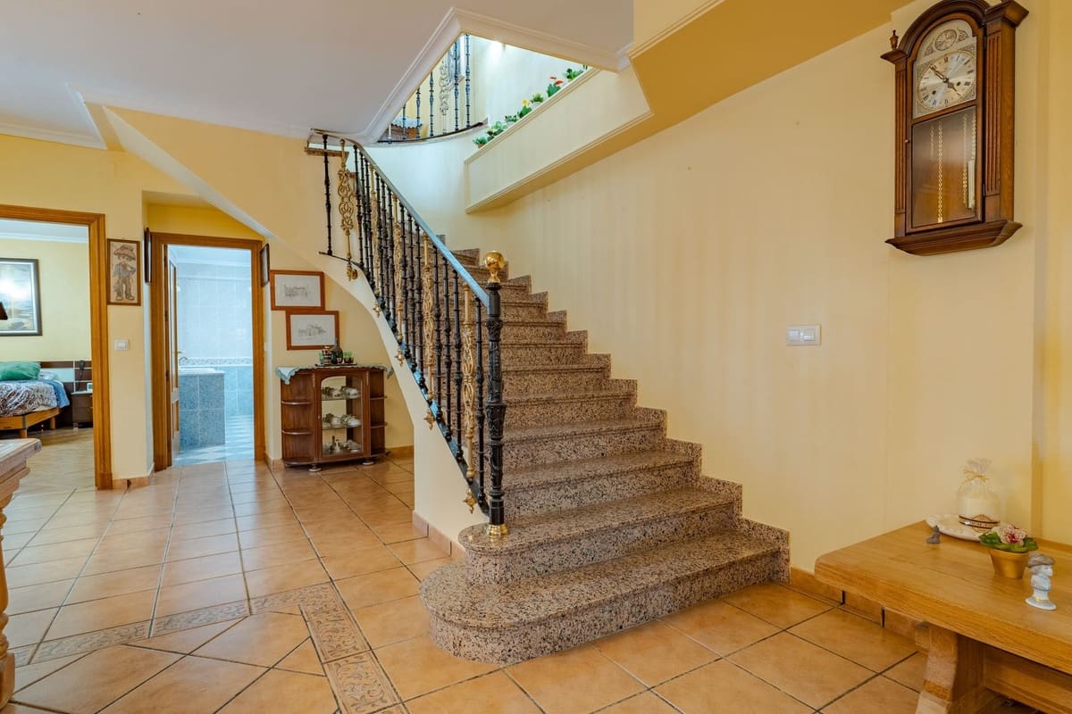 8 sypialnia Willa na sprzedaż w Alhaurin el Grande z basenem - 995 000 € (Ref: 9824983)