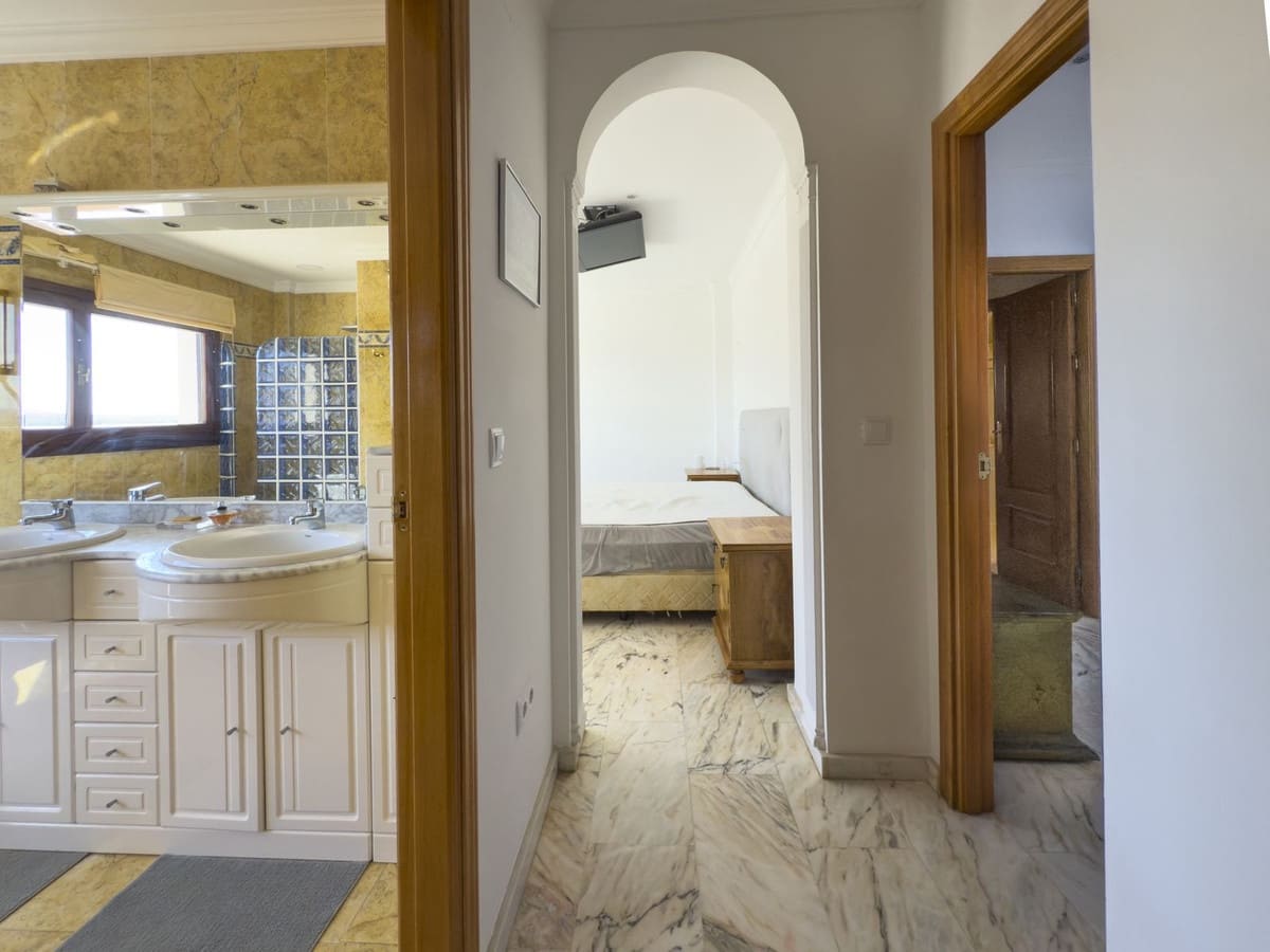 4 bedroom Villa for sale in Alhaurin el Grande with pool garage - € 999,999 (Ref: 9824985)