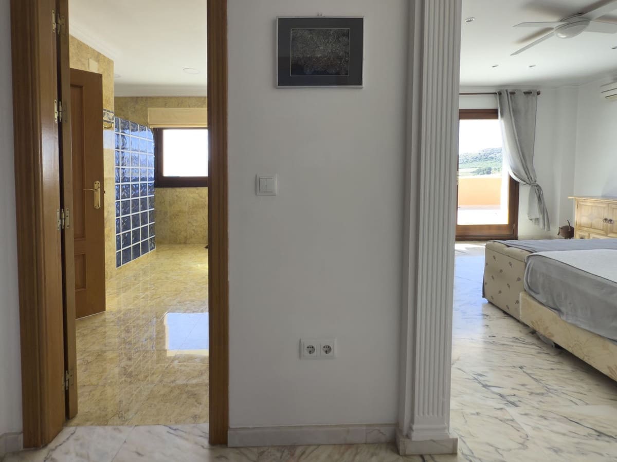 4 bedroom Villa for sale in Alhaurin el Grande with pool garage - € 999,999 (Ref: 9824985)