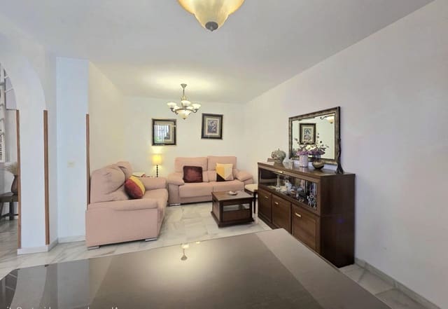 Pareado de 4 habitaciones en Torremolinos en venta con piscina - 550.000 € (Ref: 9824990)