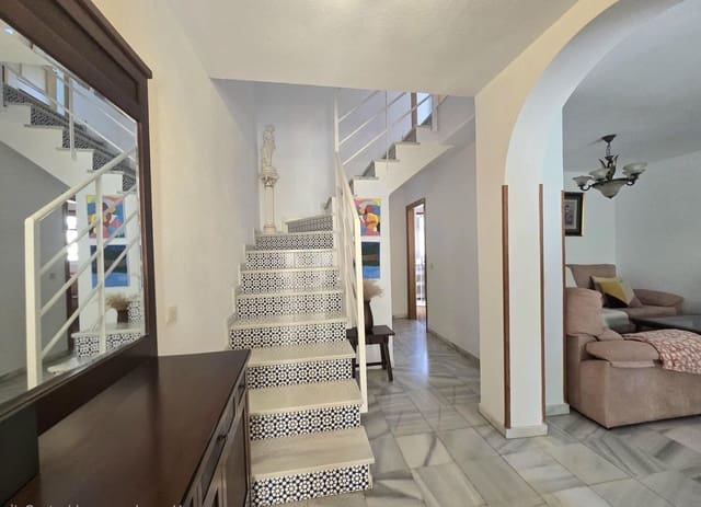 Pareado de 4 habitaciones en Torremolinos en venta con piscina - 550.000 € (Ref: 9824990)