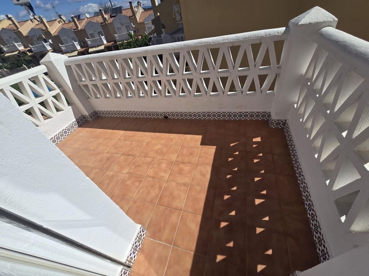 Pareado de 4 habitaciones en Torremolinos en venta con piscina - 550.000 € (Ref: 9824990)