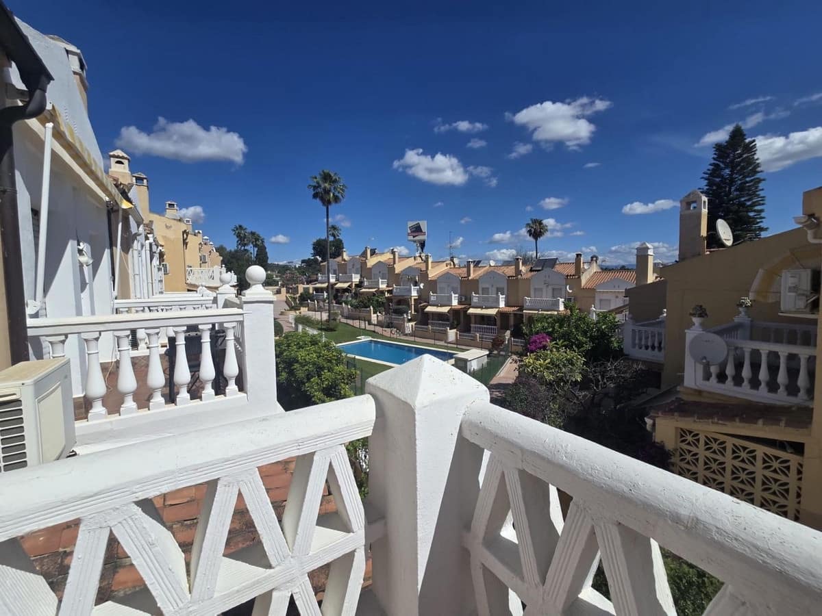 Pareado de 4 habitaciones en Torremolinos en venta con piscina - 550.000 € (Ref: 9824990)