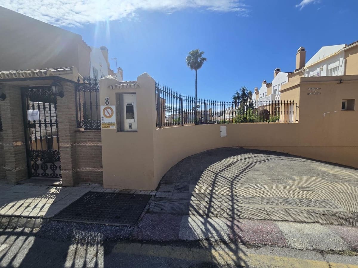 Pareado de 4 habitaciones en Torremolinos en venta con piscina - 550.000 € (Ref: 9824990)