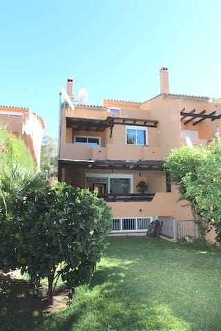 4 soveværelse Semi-Rækkehus til salg i Golden Mile, Marbella med swimmingpool - € 1.600.000 (Ref: 9824992)