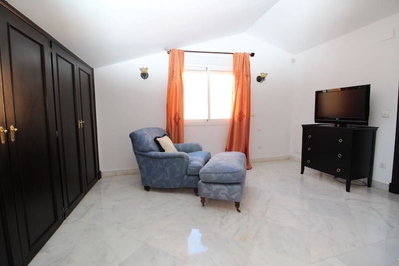 4 chambre Villa/Maison Semi-Mitoyenne à vendre à Golden Mile avec piscine - 1 600 000 € (Ref: 9824992)