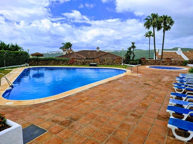 3 sovrum Hus till salu i La Duquesa / Puerto de la Duquesa, Manilva med pool - 440 000 € (Ref: 9824993)