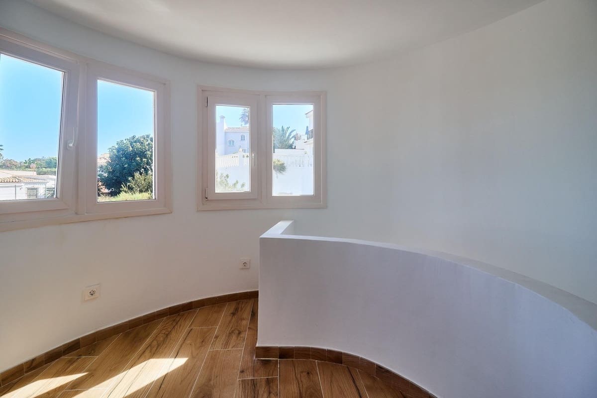 5 bedroom Villa for sale in El Faro with pool - € 945,000 (Ref: 9826673)
