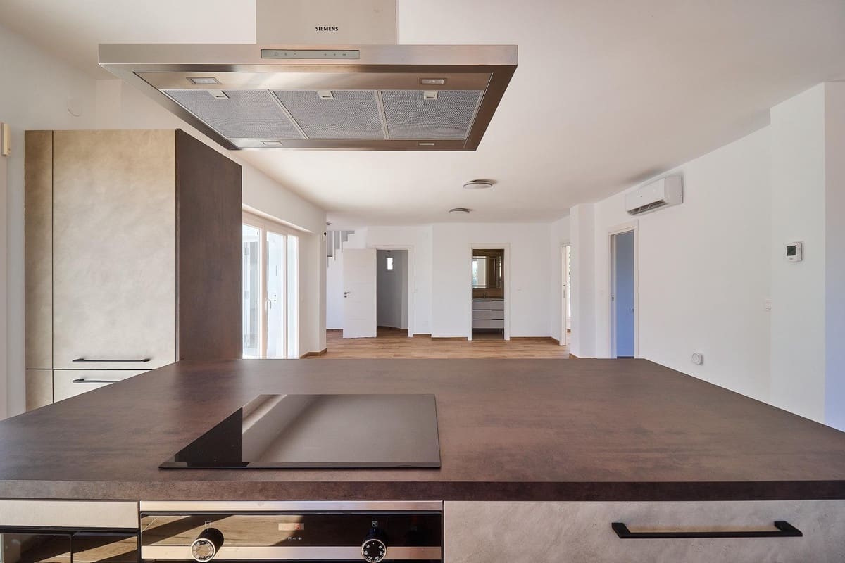 5 bedroom Villa for sale in El Faro with pool - € 945,000 (Ref: 9826673)