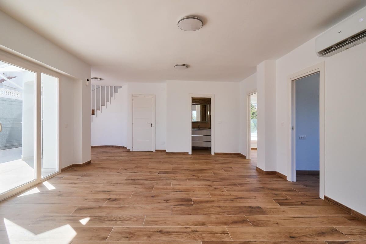 5 bedroom Villa for sale in El Faro with pool - € 945,000 (Ref: 9826673)