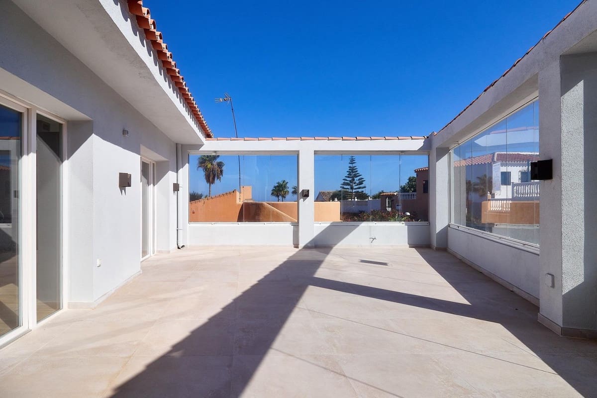 5 bedroom Villa for sale in El Faro with pool - € 945,000 (Ref: 9826673)