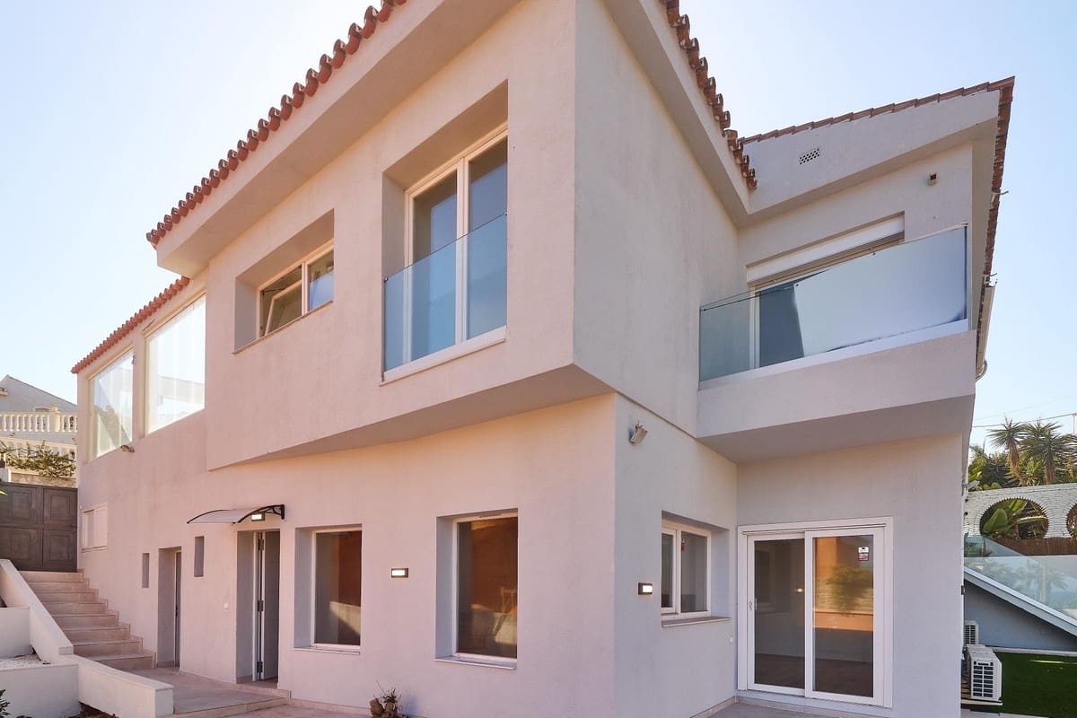 5 bedroom Villa for sale in El Faro with pool - € 945,000 (Ref: 9826673)