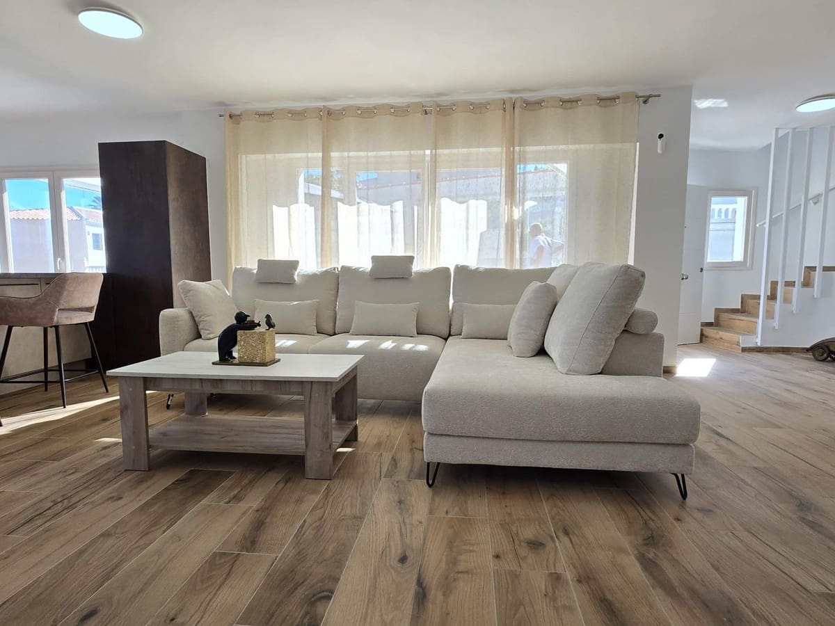 5 bedroom Villa for sale in El Faro with pool - € 945,000 (Ref: 9826673)