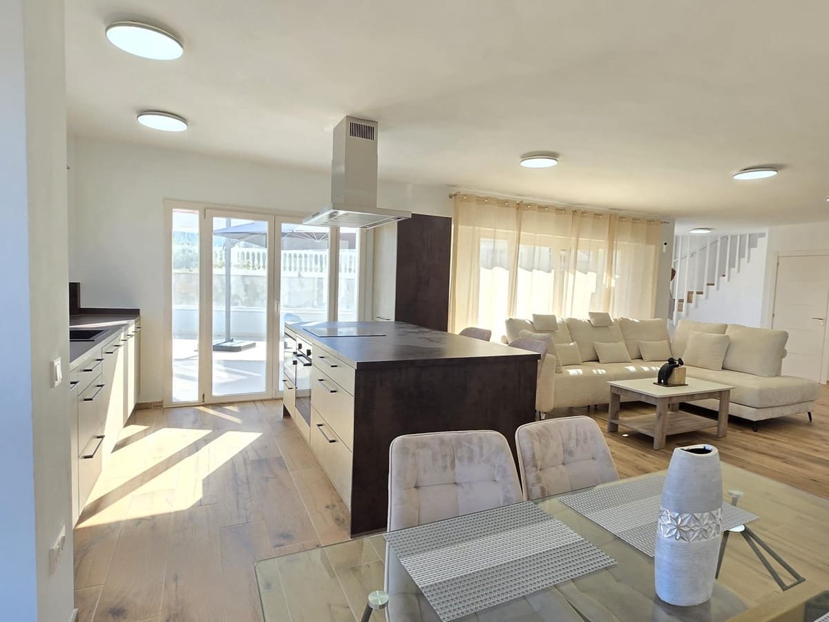 5 bedroom Villa for sale in El Faro with pool - € 945,000 (Ref: 9826673)
