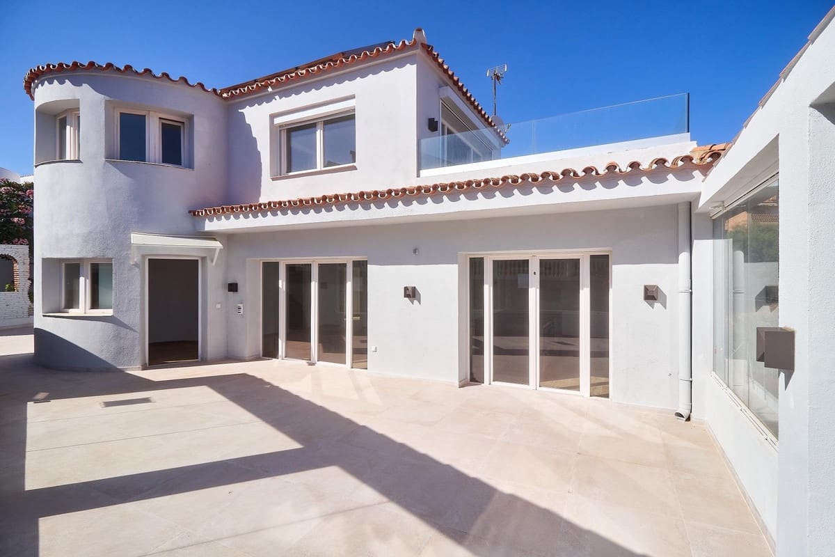 5 bedroom Villa for sale in El Faro with pool - € 945,000 (Ref: 9826673)