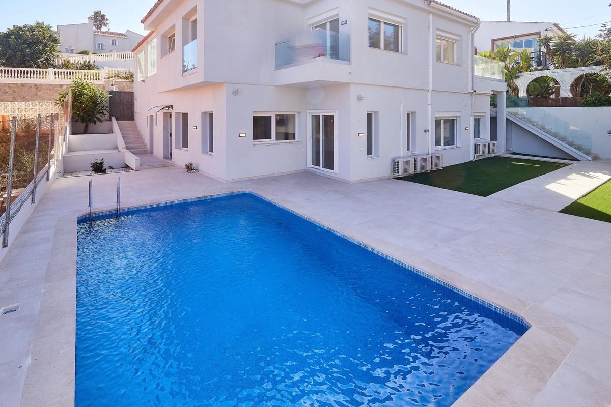 5 bedroom Villa for sale in El Faro with pool - € 945,000 (Ref: 9826673)