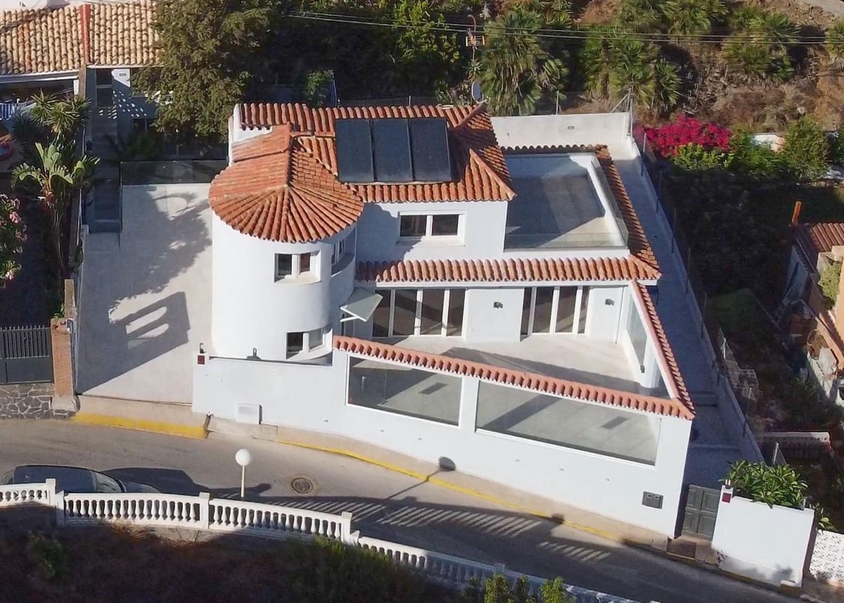 5 bedroom Villa for sale in El Faro with pool - € 945,000 (Ref: 9826673)