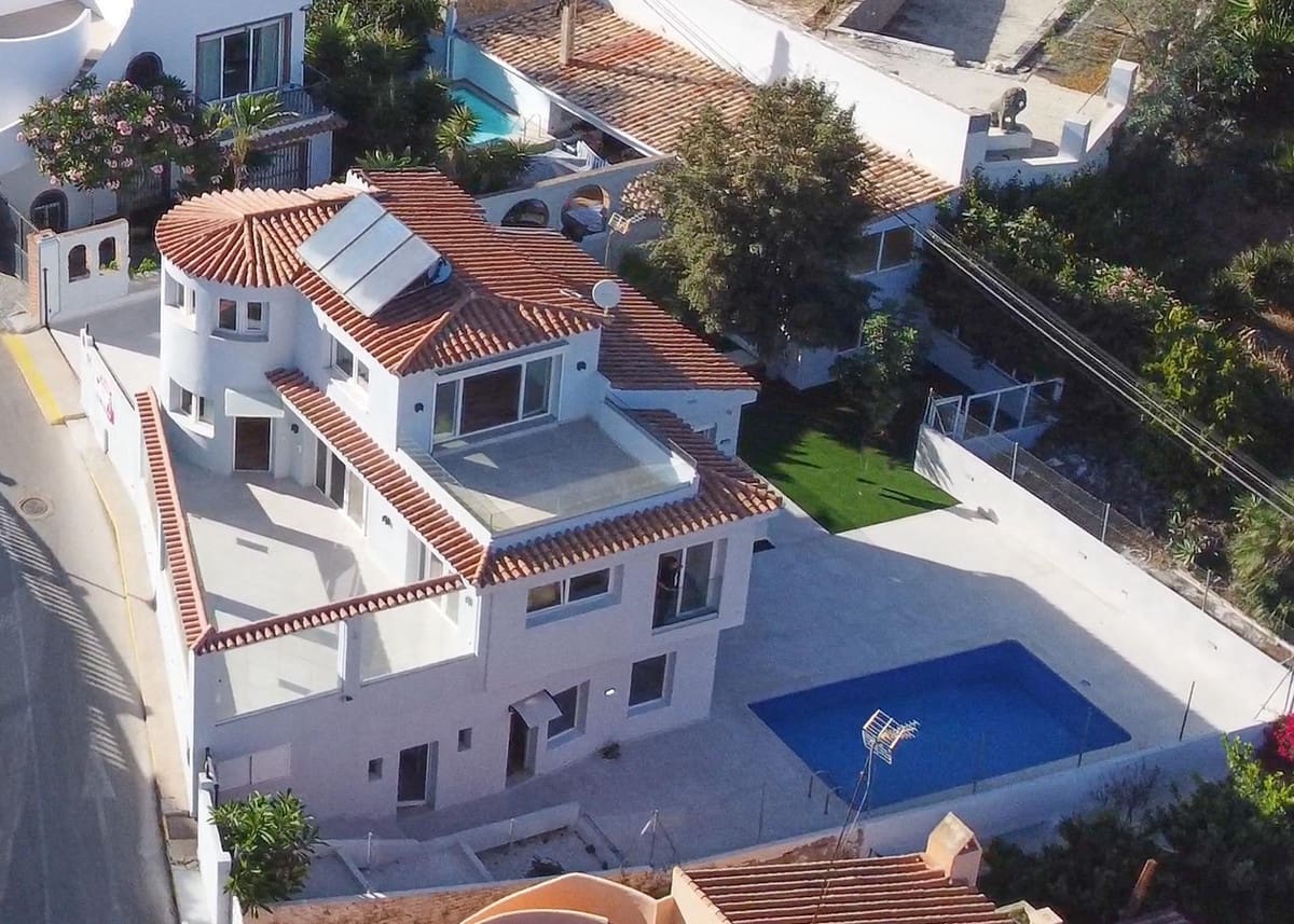 5 bedroom Villa for sale in El Faro with pool - € 945,000 (Ref: 9826673)