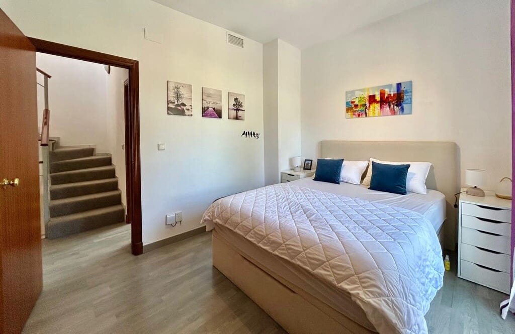 4 soveværelse Semi-Rækkehus til salg i New Golden Mile med swimmingpool garage - € 549.000 (Ref: 9831244)
