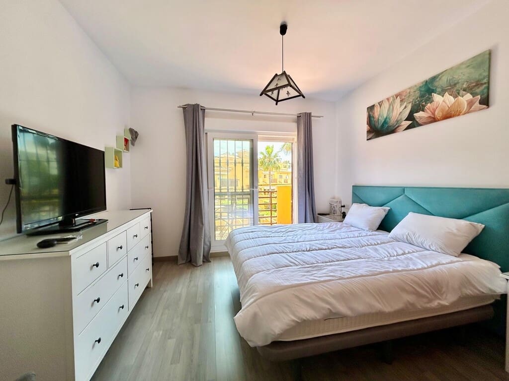 4 soveværelse Semi-Rækkehus til salg i New Golden Mile med swimmingpool garage - € 549.000 (Ref: 9831244)