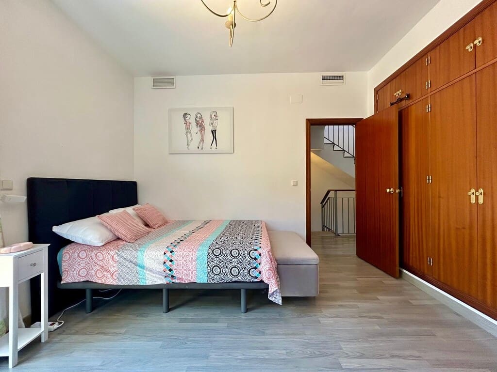 4 soveværelse Semi-Rækkehus til salg i New Golden Mile med swimmingpool garage - € 549.000 (Ref: 9831244)