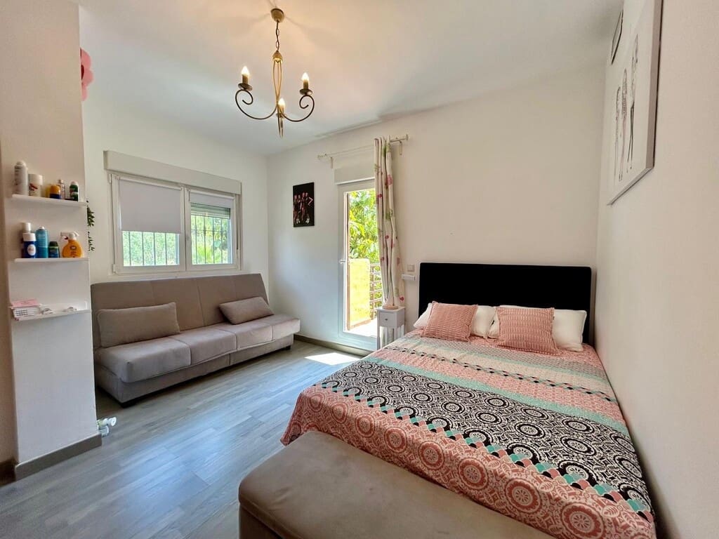 4 soveværelse Semi-Rækkehus til salg i New Golden Mile med swimmingpool garage - € 549.000 (Ref: 9831244)