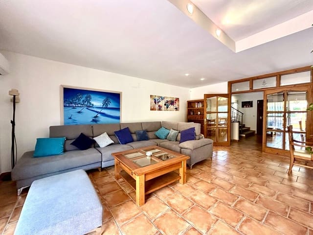 4 bedroom Semi-detached Villa for sale in New Golden Mile, Estepona with pool garage - € 549,000 (Ref: 9831244)