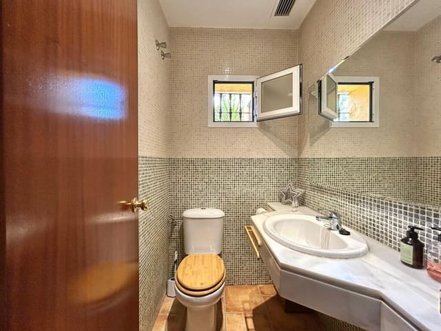 4 bedroom Semi-detached Villa for sale in New Golden Mile, Estepona with pool garage - € 549,000 (Ref: 9831244)