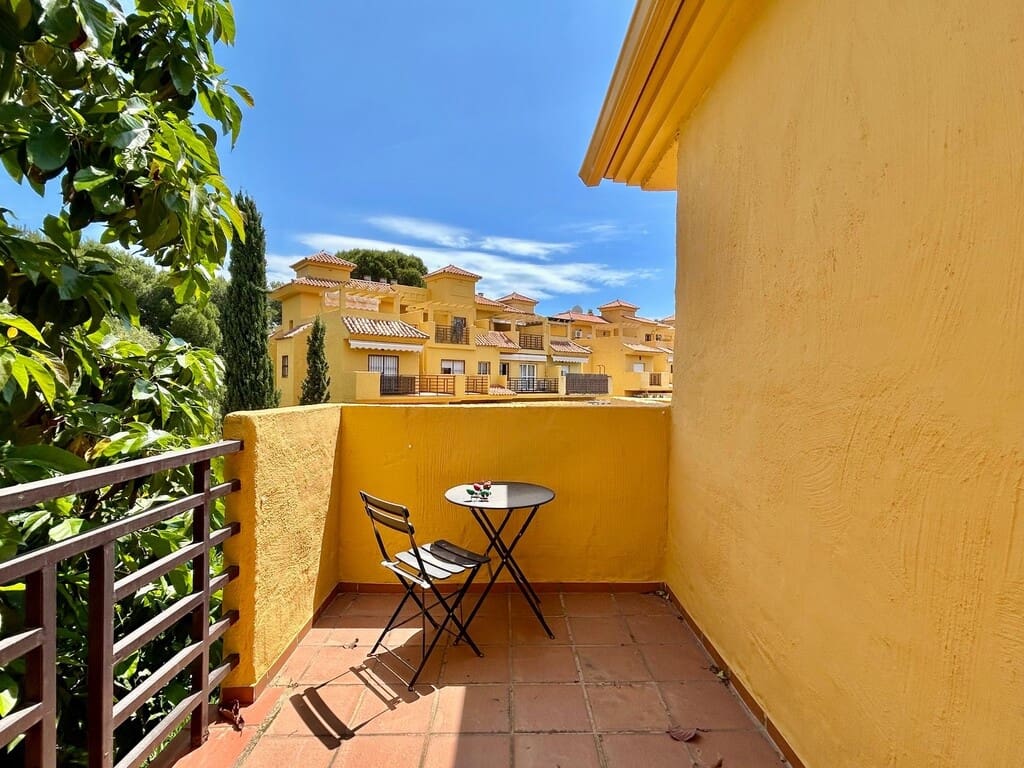 4 soveværelse Semi-Rækkehus til salg i New Golden Mile med swimmingpool garage - € 549.000 (Ref: 9831244)