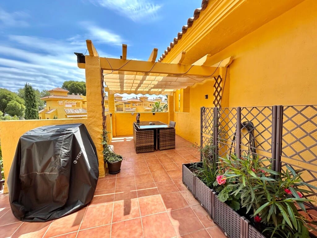 4 soveværelse Semi-Rækkehus til salg i New Golden Mile med swimmingpool garage - € 549.000 (Ref: 9831244)