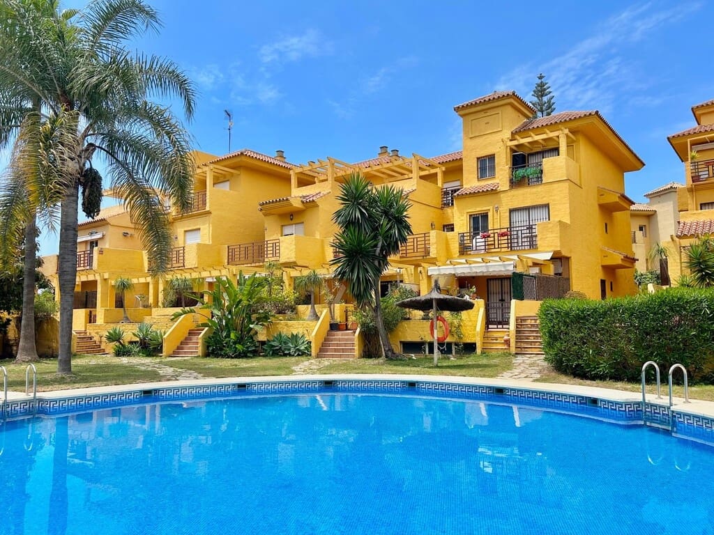 4 soveværelse Semi-Rækkehus til salg i New Golden Mile med swimmingpool garage - € 549.000 (Ref: 9831244)