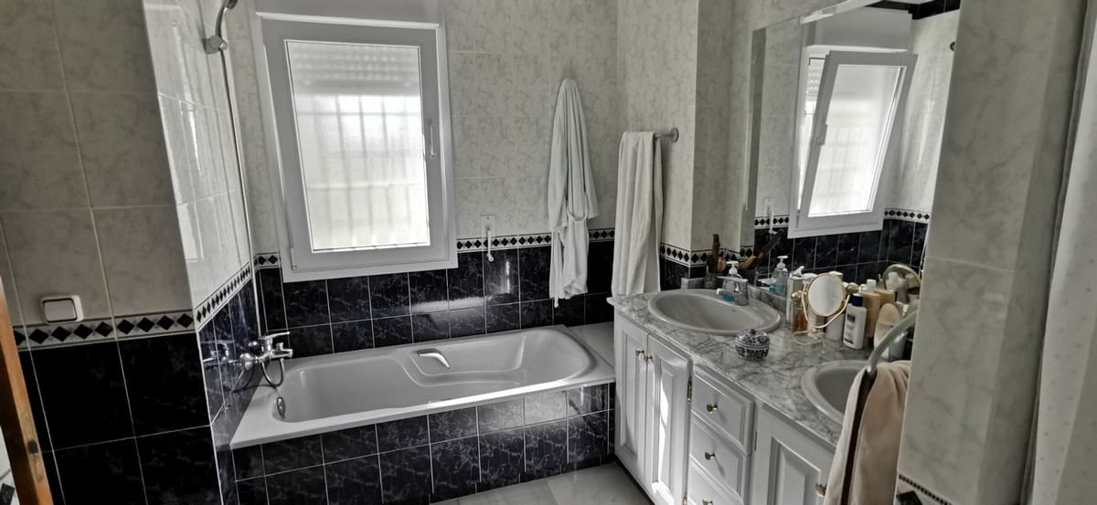 5 sypialnia Willa na sprzedaż w Estepona z basenem garażem - 2 600 000 € (Ref: 9831246)