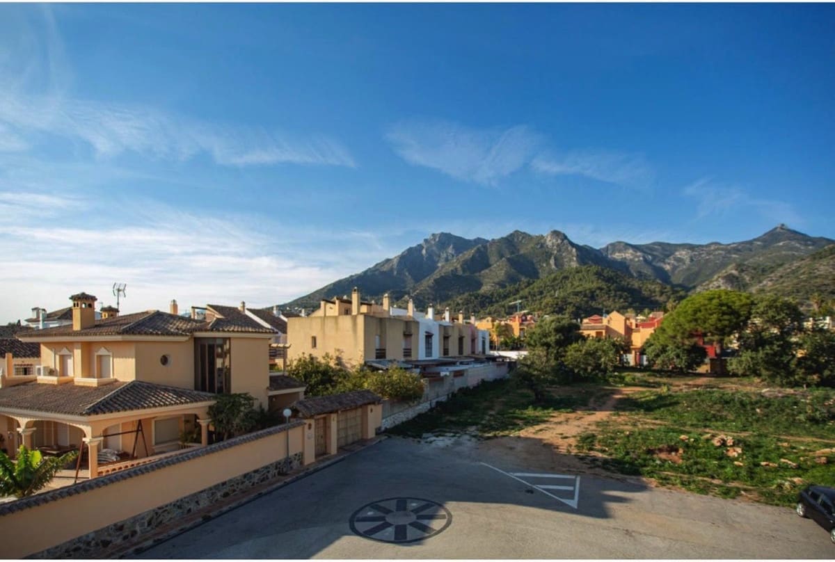 3 chambre Villa/Maison Semi-Mitoyenne à vendre à Marbella avec piscine garage - 620 000 € (Ref: 9831248)
