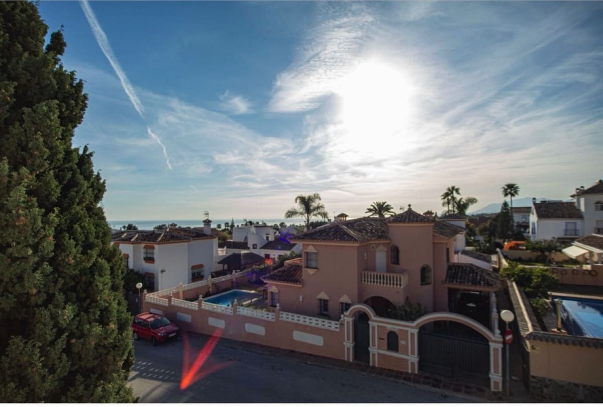 3 chambre Villa/Maison Semi-Mitoyenne à vendre à Marbella avec piscine garage - 620 000 € (Ref: 9831248)