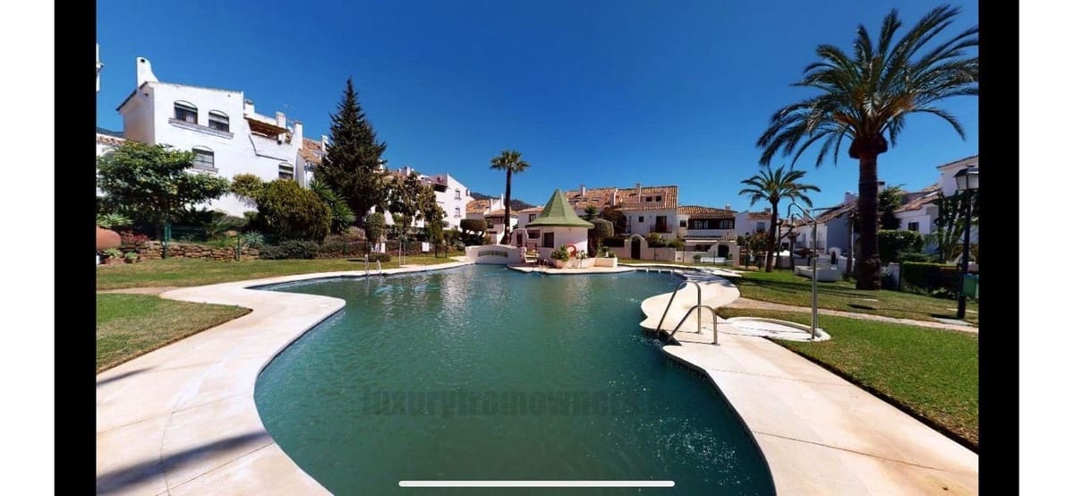 3 chambre Villa/Maison Semi-Mitoyenne à vendre à Marbella avec piscine garage - 620 000 € (Ref: 9831248)