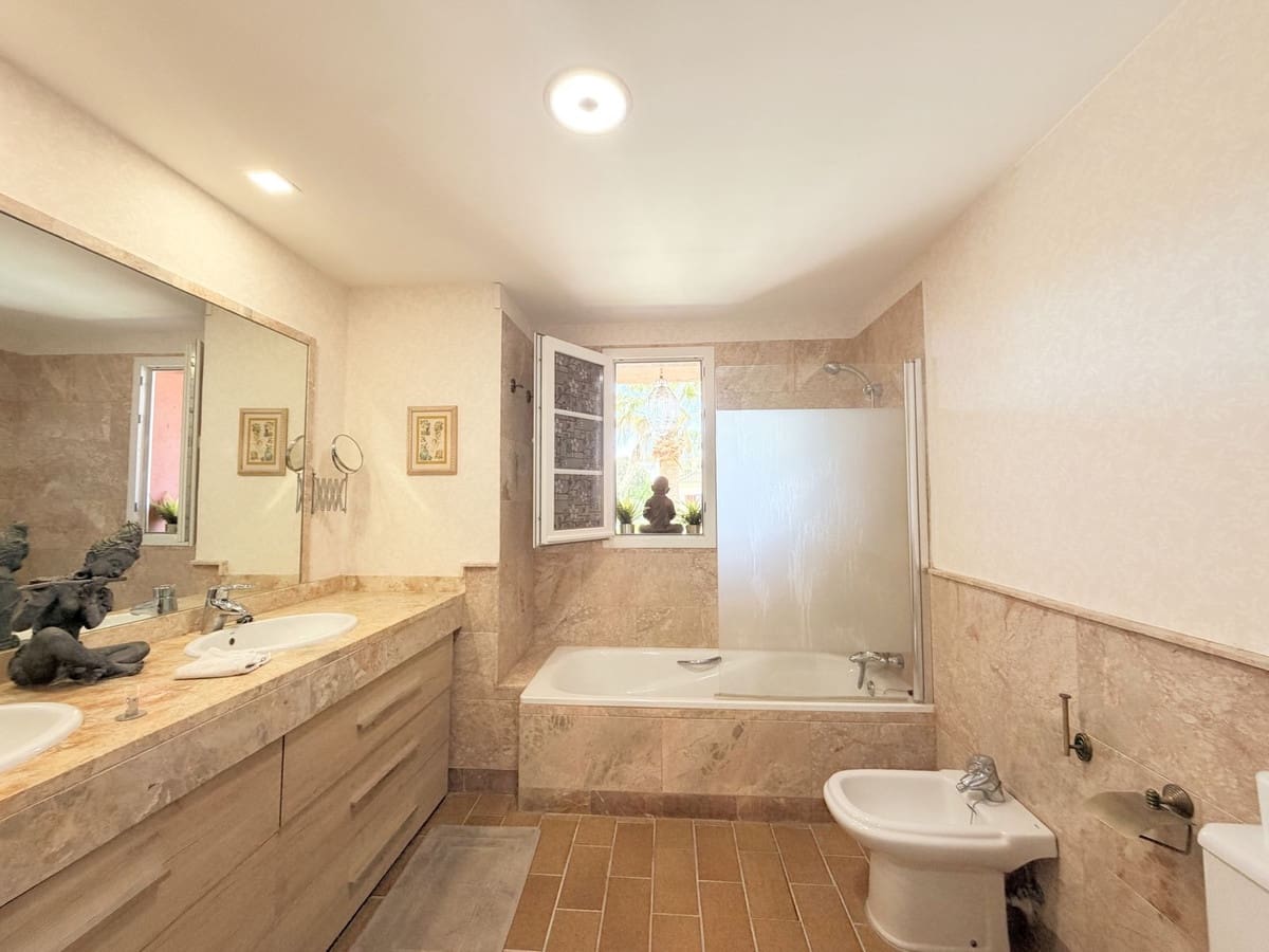 Casa de 4 habitaciones en Sotogrande en venta con piscina garaje - 690.000 € (Ref: 9832341)