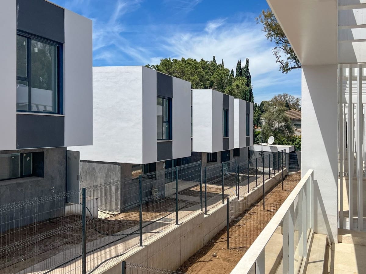 3 bedroom Semi-detached Villa for sale in Elviria with pool - € 950,000 (Ref: 9832342)