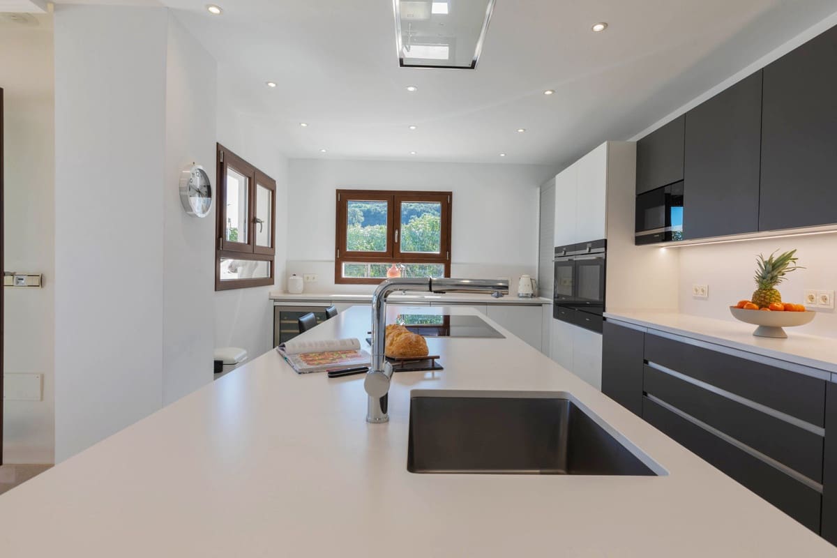 Chalet de 4 habitaciones en Benahavís en venta con piscina - 1.595.000 € (Ref: 9832347)
