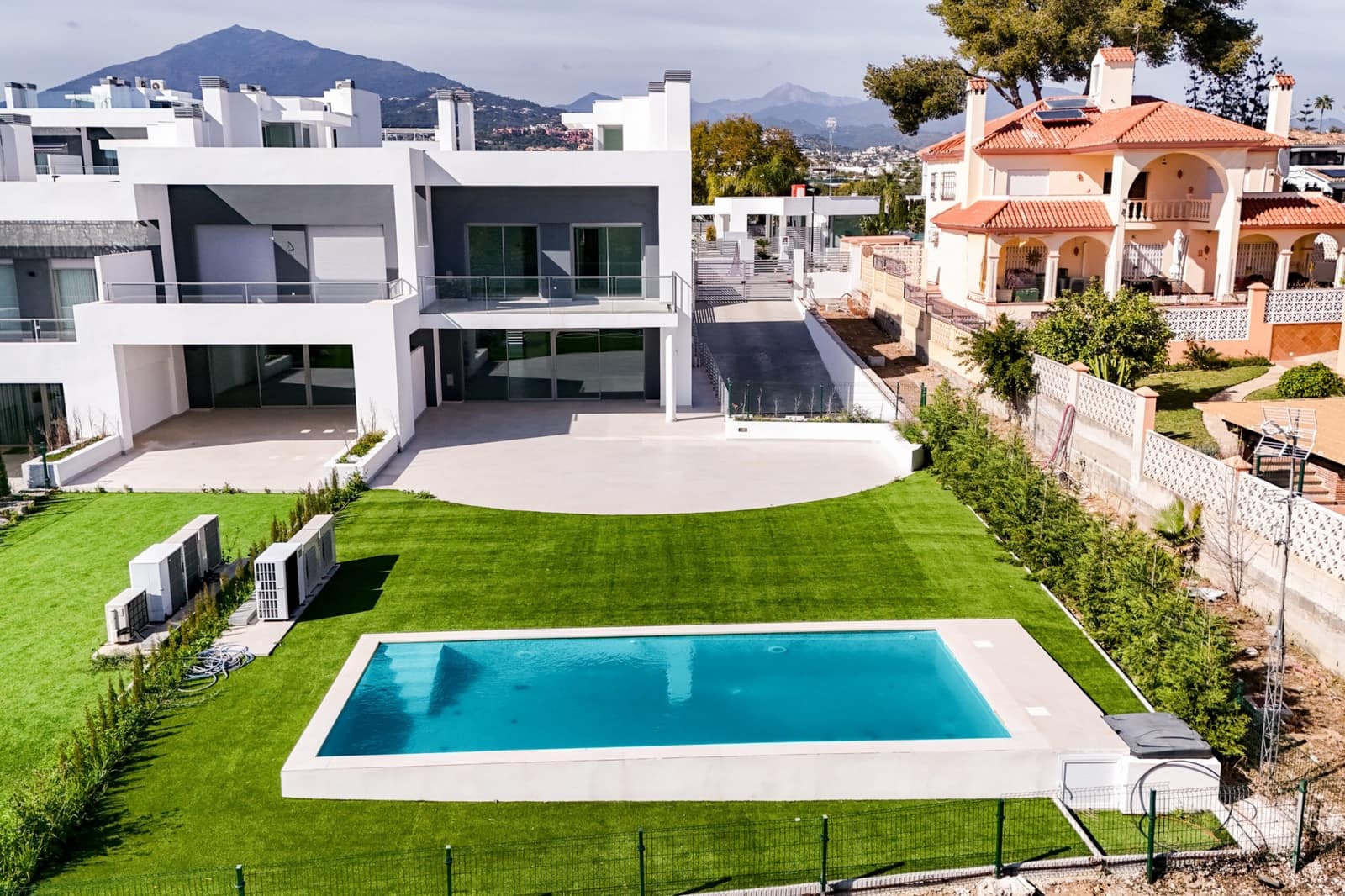 3 slaapkamer Halfvrijstaande villa te koop in San Pedro de Alcantara met zwembad - € 1.325.000 (Ref: 9836477)