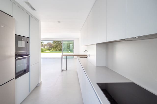 3 soveværelse Semi-Rækkehus til salg i San Pedro de Alcántara Pueblo, Marbella med swimmingpool - € 1.325.000 (Ref: 9836477)